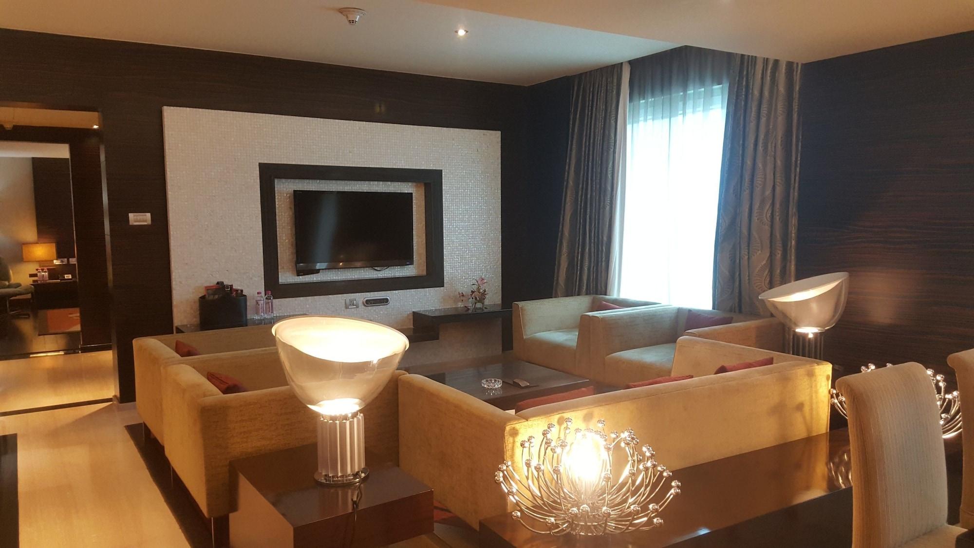 วิวันทา ไฮเดอราบัด พิคัมเพชร Hotel ภายนอก รูปภาพ Living room of a suite at the hotel
