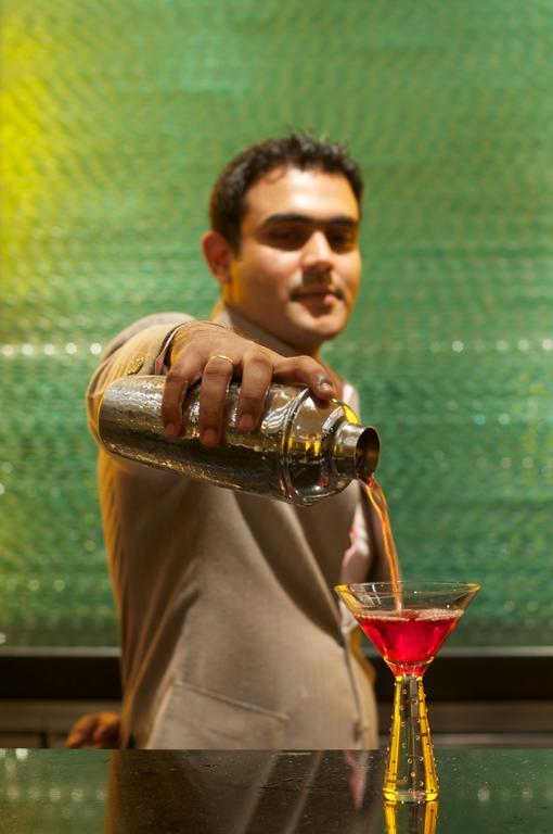 วิวันทา ไฮเดอราบัด พิคัมเพชร Hotel ภายนอก รูปภาพ A bartender pouring a drink