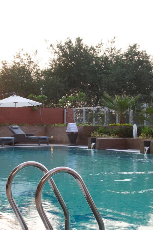 วิวันทา ไฮเดอราบัด พิคัมเพชร Hotel ภายนอก รูปภาพ The pool at the Taj Bengal