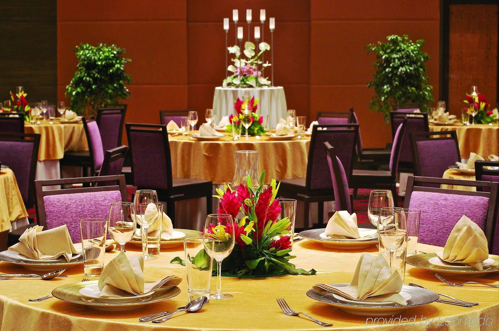 วิวันทา ไฮเดอราบัด พิคัมเพชร Hotel สิ่งอำนวยความสะดวก รูปภาพ A table set for a formal dinner